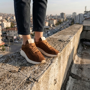 Дамски маратонки от велур VOETTI - Кафяви ежедневни обувки