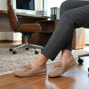 Елегантни бежови мокасини от велур с панделка - Voetti